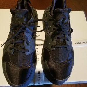 Women's  Black Hirachi